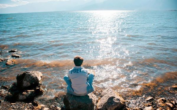 29岁硕士毕业生跳江自杀,生前18篇日记曝光:太用力的人生,是场